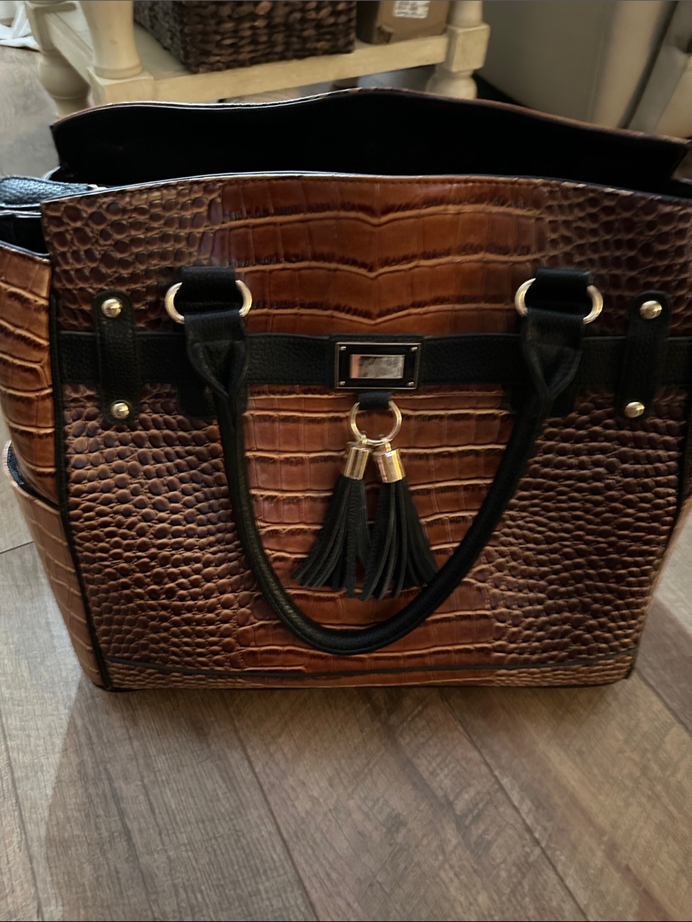 JKM & Company Manhattan Women’s Brown Croc-Embossed roller Tote great carry-on